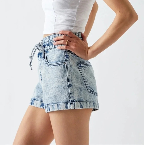 Pacsun Drawn Blue Denim Mom Shorts, Color Light Acid Wash Size 25 - Picture 3 of 16
